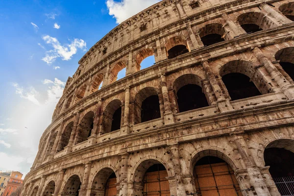 Rom - 10 januari: Colosseum exteriör på 10 januari 2016 i Rom, Italien. — Stockfoto