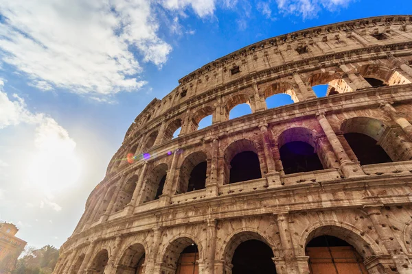 Rom - 10 januari: Colosseum exteriör på 10 januari 2016 i Rom, Italien. — Stockfoto