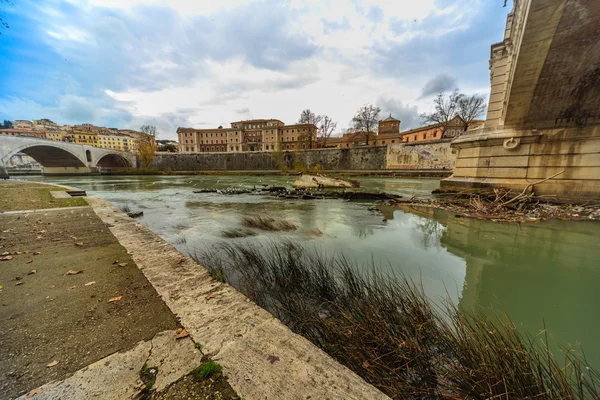 Řím - 12. ledna: Pěkný pohled řeky Tibery 12 ledna 2016 v Římě, Itálie. — Stock fotografie