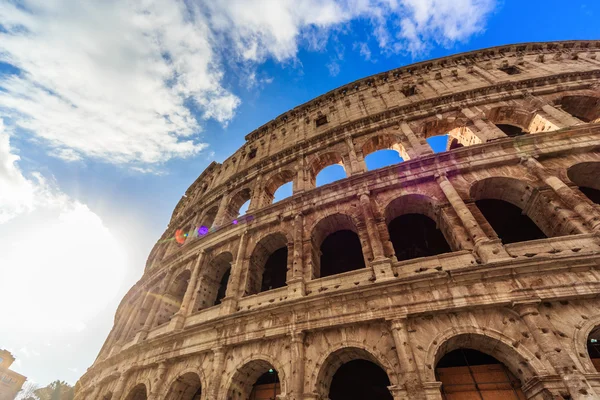 Rom - 10 januari: Colosseum exteriör på 10 januari 2016 i Rom, Italien. — Stockfoto