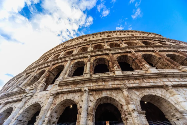 Rom - 10 januari: Colosseum exteriör på 10 januari 2016 i Rom, Italien. — Stockfoto