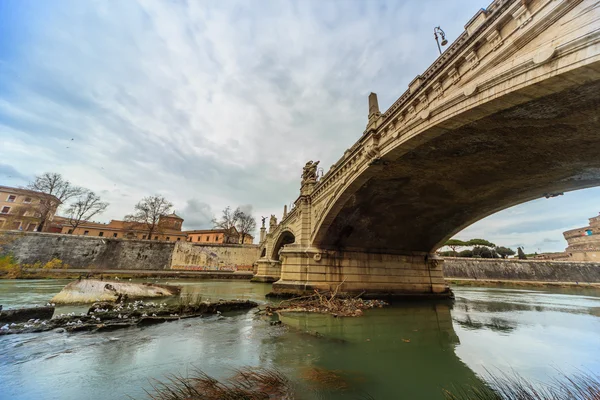 ROMA - 12 de enero: Bonita vista del río Tíber 12 de enero de 2016 en Roma, Italia . — Foto de Stock