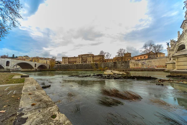 Róma - január 12-én: Szép kilátással a folyóra, Tiberis 2016. január 12-Róma, Olaszország. — Stock Fotó