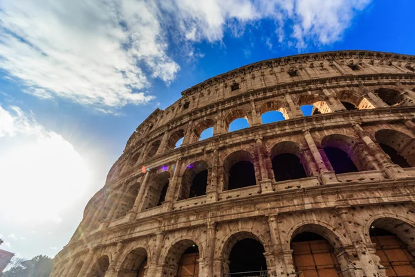 Rom - 10 januari: Colosseum exteriör på 10 januari 2016 i Rom, Italien. — Stockfoto