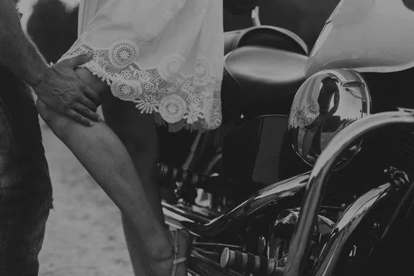 Viajes y amor, pasión, bicicleta de carretera. Pareja enamorada en la carretera con una motocicleta. Chico y chica enamorados . —  Fotos de Stock