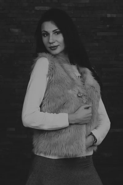 Ομορφη, μυστηριώδη, χαριτωμένο μελαχρινή σε σκούρο φόντο. Μαύρο και άσπρο φωτογραφία όμορφη μελαχρινή μυστηριώδη. — Φωτογραφία Αρχείου