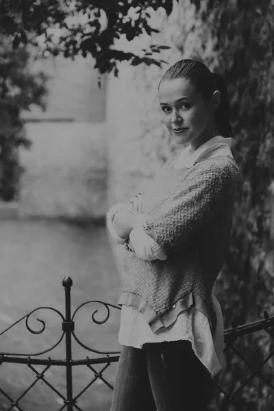 Hermosa chica viajando en la antigua ciudad — Foto de Stock