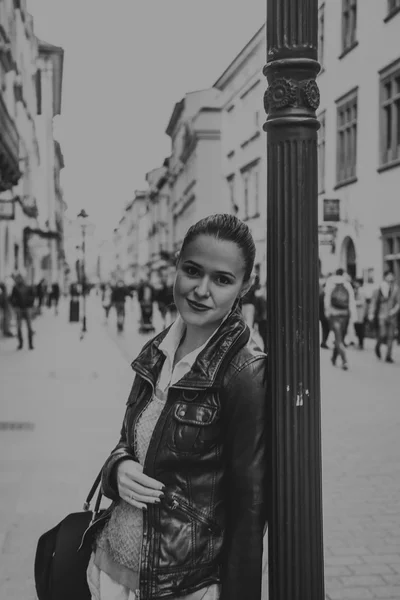 Hermosa chica viajando en la antigua ciudad — Foto de Stock