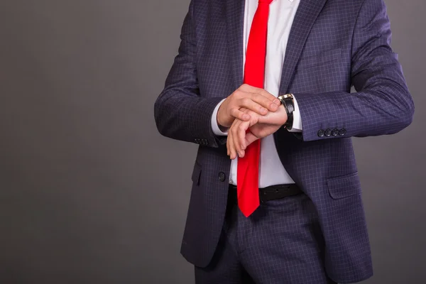 Jovem homem de negócios elegante em um terno de negócios . — Fotografia de Stock