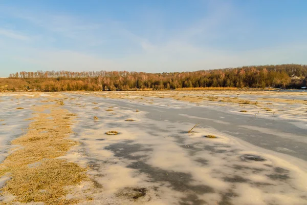 Πανέμορφο τοπίο το χειμώνα, το έδαφος είναι καλυμμένο με πάγο — Φωτογραφία Αρχείου