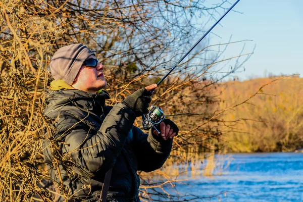 Visser op de oever van de rivier — Stockfoto