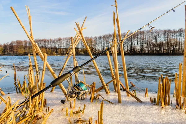 Рыбалка спиннинг на фоне великолепный пейзаж на реке — стоковое фото