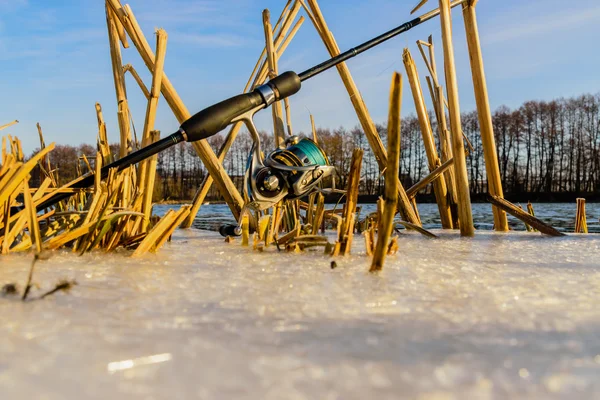 Риболовля обертається на фоні розкішний пейзаж на річці — стокове фото