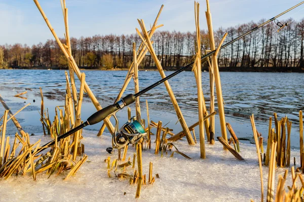 Balık tutma iplik Nehri üzerinde arka plan muhteşem manzara — Stok fotoğraf