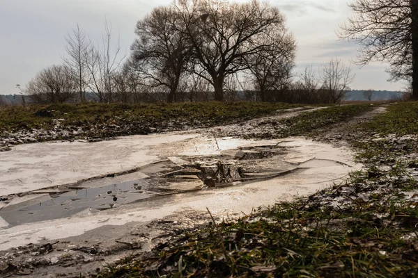 Kış yol. Güzel kış manzara, karla kaplı yol