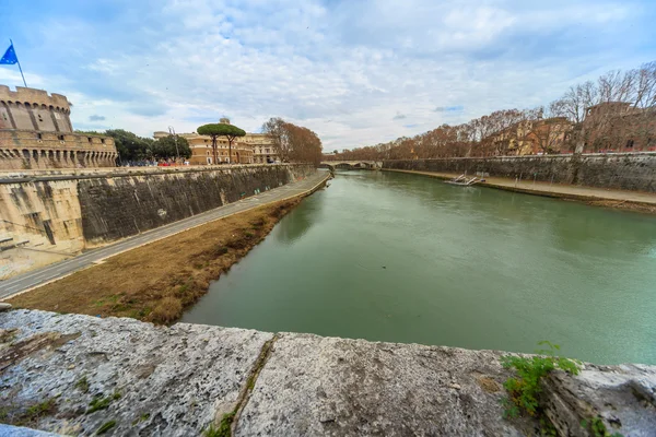 Rom - 12. januar: schöner blick auf den tiber 12. januar 2016 in rom, italien. — Stockfoto