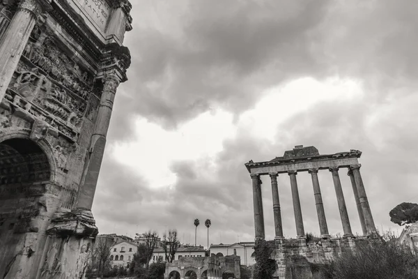 Rzym - 6 stycznia: Łuki i ruiny rzymskiego Forum 6, 2016 w Rzym, Włochy. — Zdjęcie stockowe