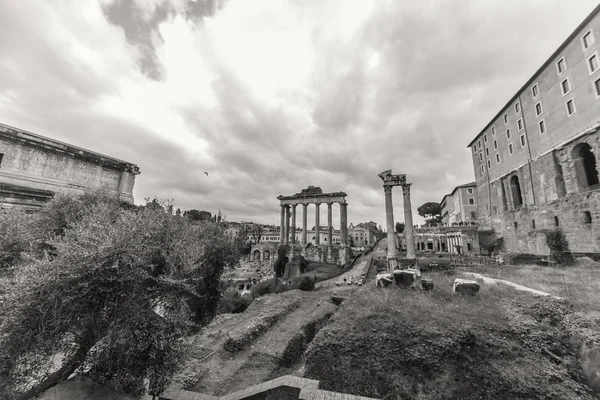 Rzym - 6 stycznia: Łuki i ruiny rzymskiego Forum 6, 2016 w Rzym, Włochy. — Zdjęcie stockowe