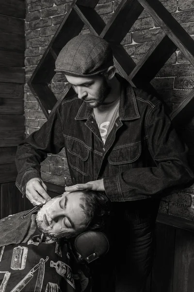 Shaving with a straight razor — Stock Photo, Image