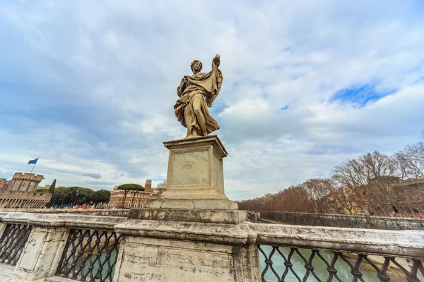 ROME - January 12: Nice view of the river Tiber January 12, 2016 in Rome, Italy. — Stock Photo, Image