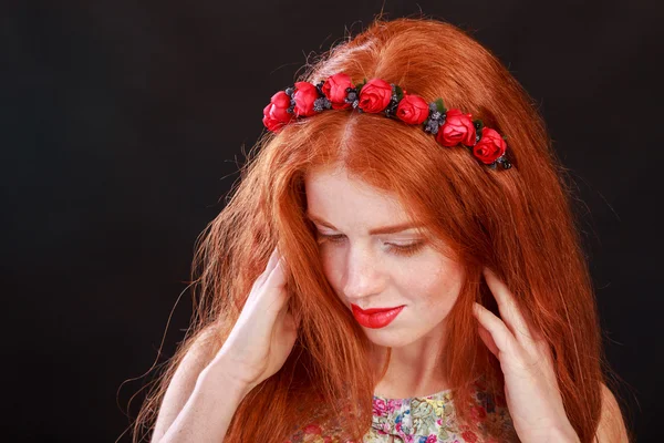 Schöne rothaarige Mädchen mit einem Kranz im Haar. Accessoires für Haare - Kränze. Haarschmuck. wunderschönes rothaariges Mädchen. — Stockfoto