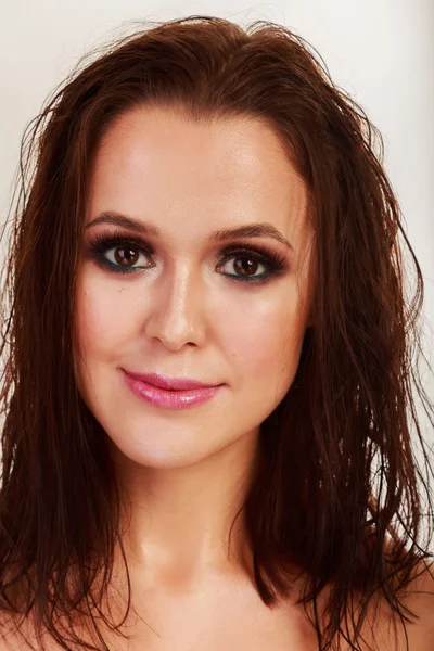 Güzel bir kızın siyah beyaz fotoğrafı.