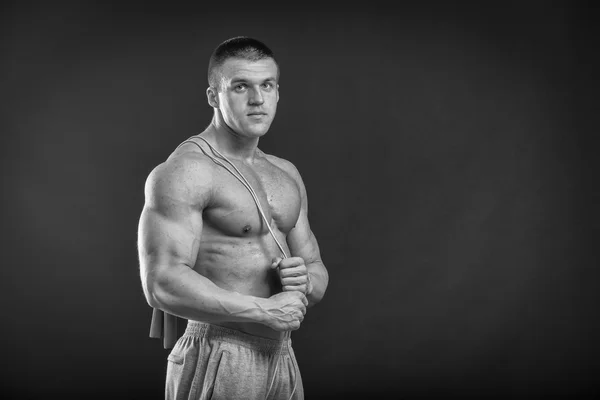 El hombre con guantes de boxeo. Joven boxeador sobre fondo negro. Boxeador listo para pelear. Boxeo, entrenamiento, músculo, fuerza, poder - el concepto de entrenamiento de fuerza y boxeo — Foto de Stock