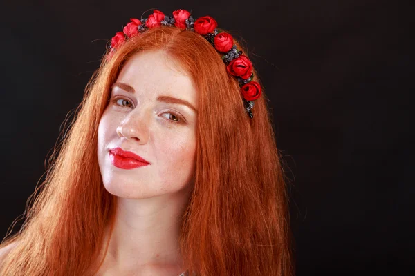 Красивая рыжая девушка с венком в волосах. Аксессуары для волос - венки. Украшения для волос. Шикарная рыжая девушка . — стоковое фото