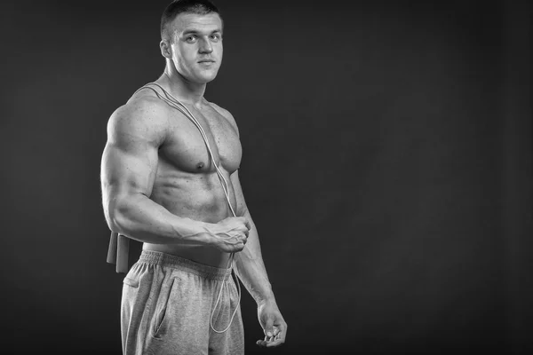 Der Mann in Boxhandschuhen. junger Boxer mit schwarzem Hintergrund. Boxer kampfbereit. Boxen, Workout, Muskeln, Kraft, Kraft - das Konzept von Krafttraining und Boxen — Stockfoto