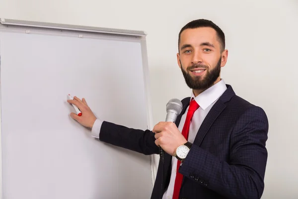 Apresentações públicas dos palestrantes durante o treinamento. Trabalhar com o conselho para apresentações . — Fotografia de Stock