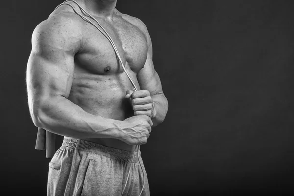 L'uomo con i guanti da boxe. Giovane pugile Boxer su sfondo nero. Boxe pronto a combattere. Boxe, allenamento, muscoli, forza, potenza: il concetto di allenamento della forza e pugilato — Foto Stock