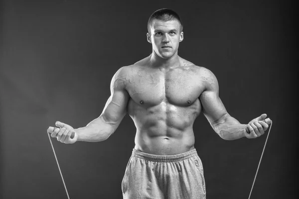 L'homme en gants de boxe. Jeune boxeur sur fond noir. Un boxeur prêt à se battre. Boxe, entraînement, muscle, force, puissance - le concept de musculation et de boxe — Photo