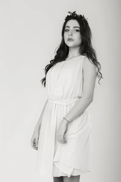 Mujer con hermoso cabello retrato en blanco y negro —  Fotos de Stock