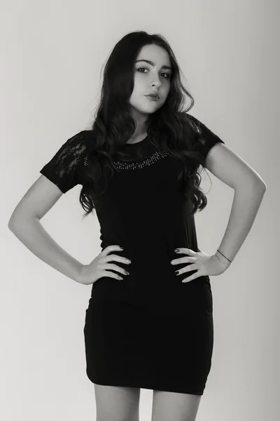 Donna con bei capelli ritratto in bianco e nero — Foto Stock