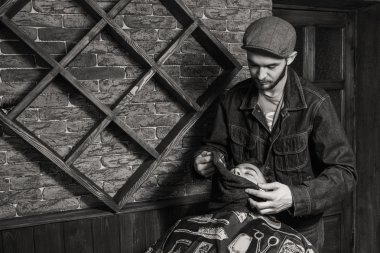 Berber makası istemci. Kuaför müşteri bir yol üzerinde çalışıyor.