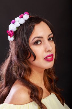 Güzel esmer güzel bir çelenk içinde. Aksesuarlar, saç - çelenk.