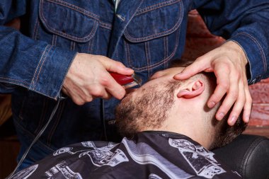 Berber makası istemci. Kuaför müşteri bir yol üzerinde çalışıyor.