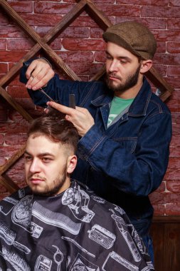 Berber makası istemci. Asıl istemci üzerinde bir şekilde çalışıyor.