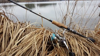 Bir iplik kış balıkçılık. İplik yakalamak. Balık yerde yakaladım. Nehir berg üzerinde levrek, yakalamak.