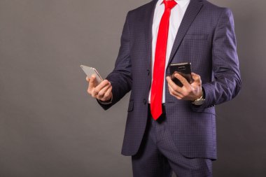 Bir cep telefonu ile başarılı delikanlı