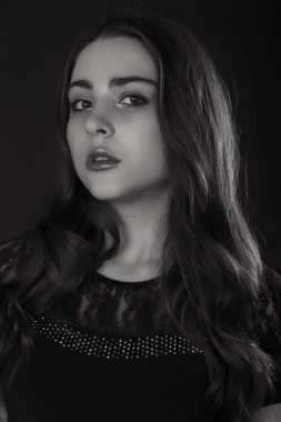 Hafif bir arka plan üzerinde kısa bir etek bir kız. Güzel ve genç birbayan. Güzel profesyonel makyaj.