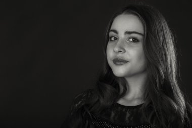 Hafif bir arka plan üzerinde kısa bir etek bir kız. Güzel ve genç birbayan. Güzel profesyonel makyaj.