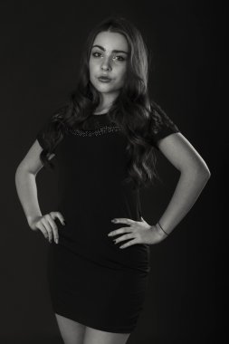 Hafif bir arka plan üzerinde kısa bir etek bir kız. Güzel ve genç birbayan. Güzel profesyonel makyaj.