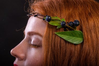 Güzel kızıl saçlı kız. Saçında bir çelenk ile Kızıl saçlı kız.