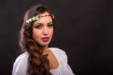 Güzel esmer güzel bir çelenk içinde. Aksesuarlar, saç - çelenk.