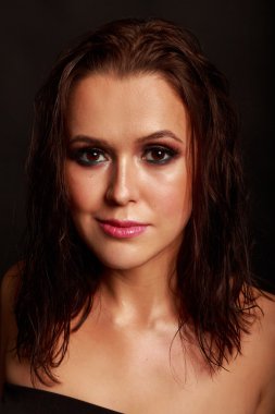 Karanlık bir arka plan üzerinde güzel, gizemli, şirin esmer. Siyah ve beyaz fotoğraf güzel gizemli esmer.