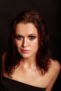 Karanlık bir arka plan üzerinde güzel, gizemli, şirin esmer. Siyah ve beyaz fotoğraf güzel gizemli esmer.