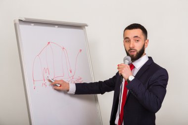 İş coach blackboard işaretçiyi üzerinde yazıyor