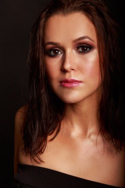 Karanlık bir arka plan üzerinde güzel, gizemli, şirin esmer. Siyah ve beyaz fotoğraf güzel gizemli esmer.