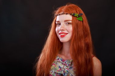 Güzel kızıl saçlı kız. Saçında bir çelenk ile Kızıl saçlı kız.